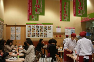 修文女子高等学校による店舗運営の様子